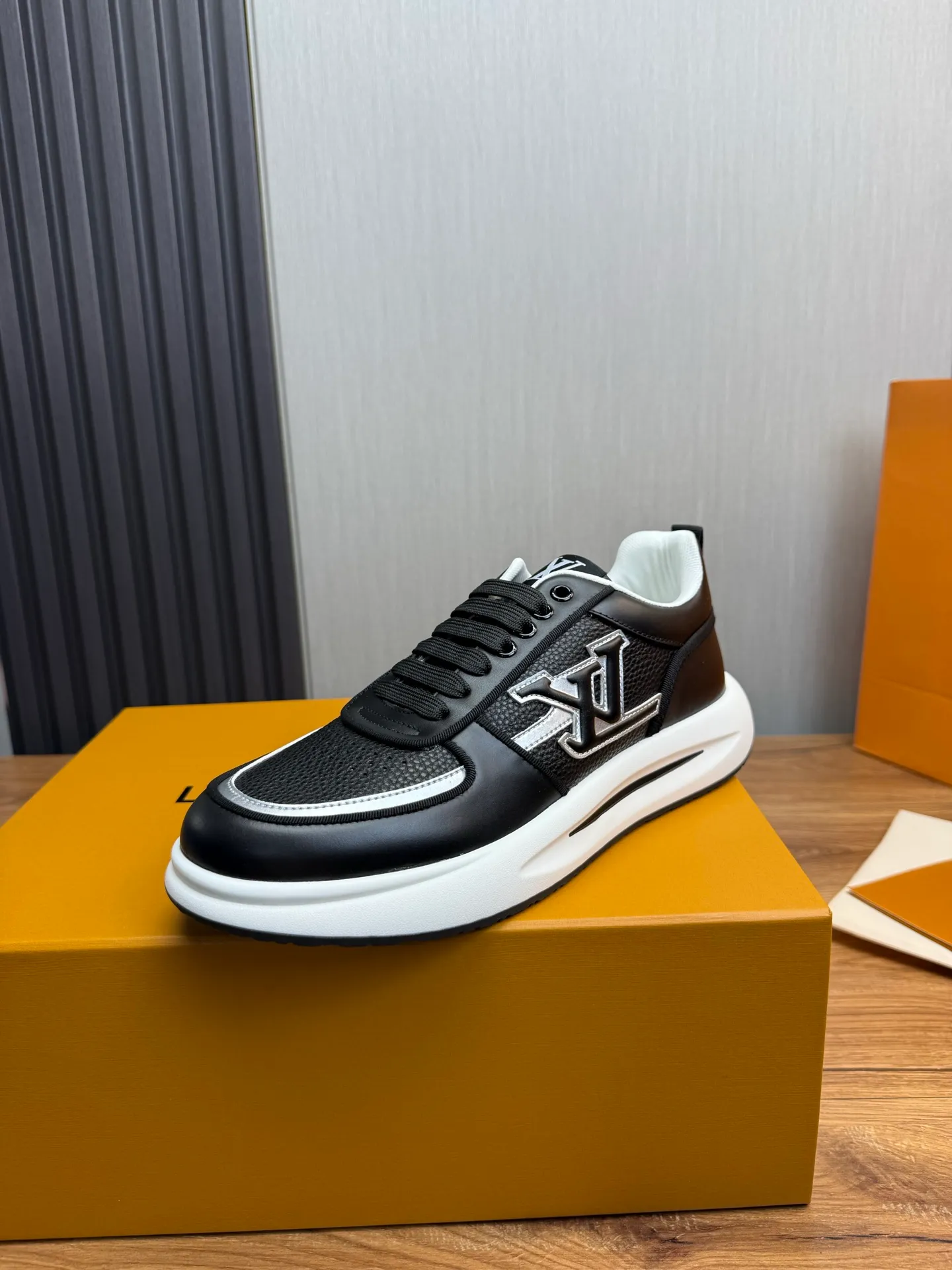 Men's shoes 💰820💰 Lv. Top purchasing agent 🇮🇹 Louis Vuitton, sports shoes counter synchronization, uppers imported from Italy, high-quality splicing and complex handicrafts, imported mesh pads are soft and comfortable, soles: original factory special soles, TPU exclusive movable molded soles super comfortable, original factory single goods, 🔍🔍high quality, you can enter and exit the counter at will, welcome to compare, code number 38-44 (Customized 38.45)